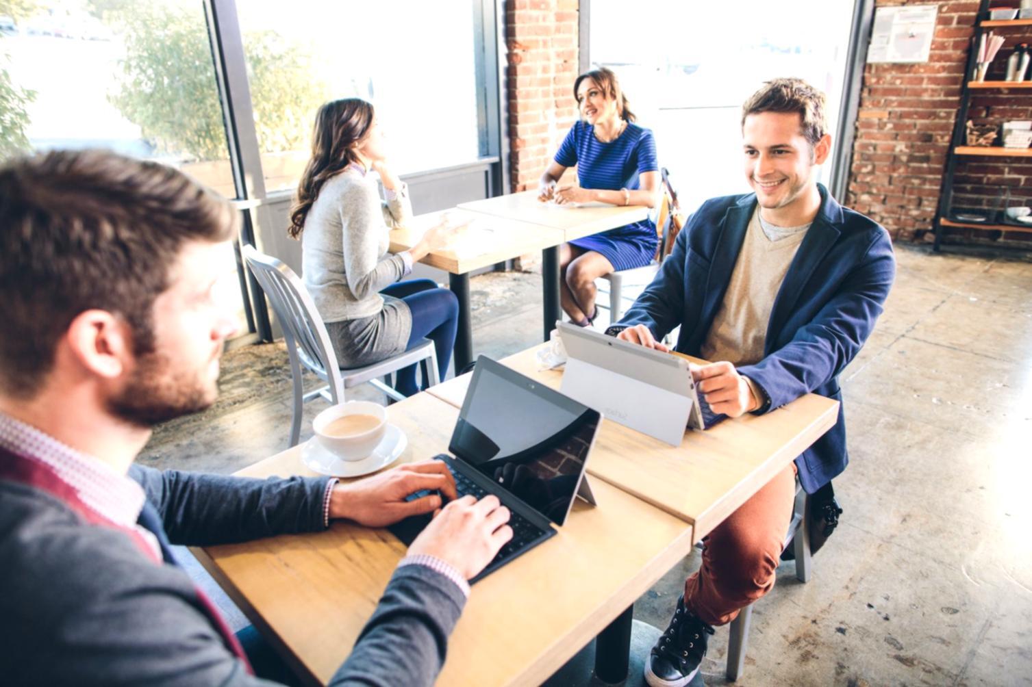 Kreative Arbeitsumgebung mit Notizen und Skizzen