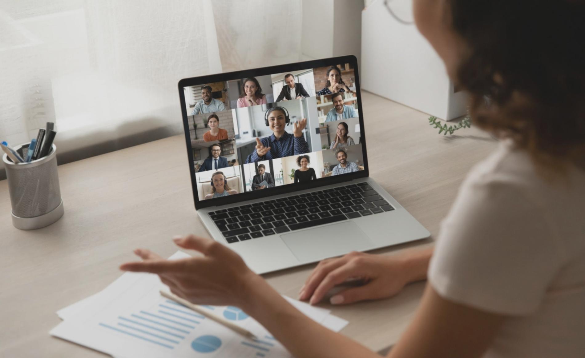 Teilnehmer beim praktischen Üben neuer Techniken